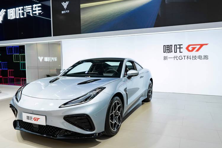 广州249哪吒汽车在智能汽车领域的表现，领途汽车在新能源汽车市场中的影响力